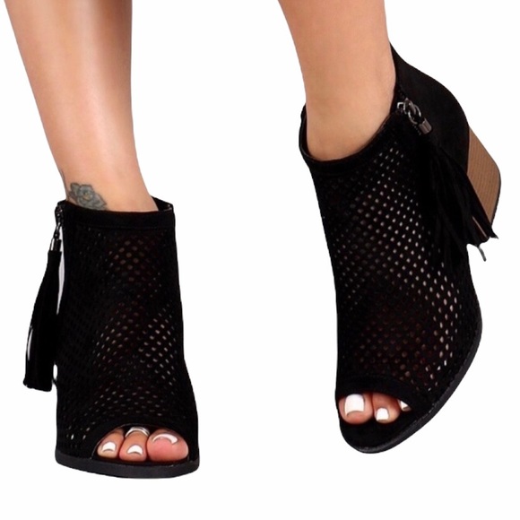 NEW Timeless Perforated Vegan Peep Toe Stylish W/ Side Fringe Black Shoes - Picture 2 of 6